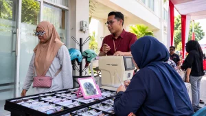 pemeriksaan mata gratis di kegiatan donor darah massal Sapphire Grup